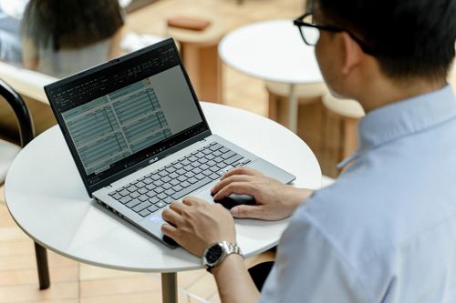Những sai lầm thường gặp khi sinh viên lần đầu mua laptop