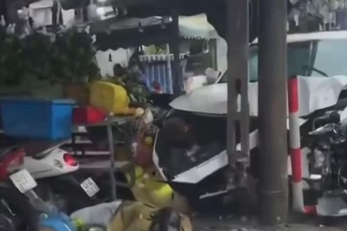 Ôtô mất lái lao vào cửa hàng hoa ở Đà Nẵng