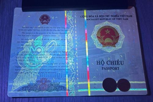 Điều bất ngờ khi soi hộ chiếu Việt Nam dưới tia UV