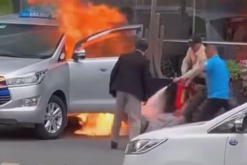 Khoảnh khắc taxi bốc cháy trước khách sạn ở Lâm Đồng