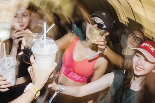 Uống cà phê, 'quẩy' với DJ trước giờ đi làm