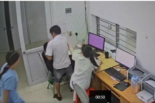 Clip người đàn ông xông vào phòng khám, cầm bút tấn công nữ bác sĩ