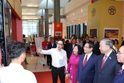'Bức tường lịch sử số' tái hiện chặng đường vẻ vang của Đảng bộ Thành phố Hà Nội