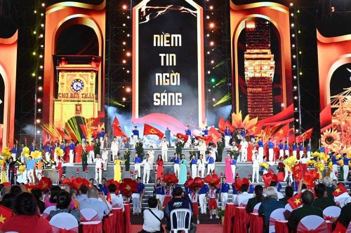 Đặc sắc chương trình nghệ thuật 'Dưới ánh sáng quang vinh'
