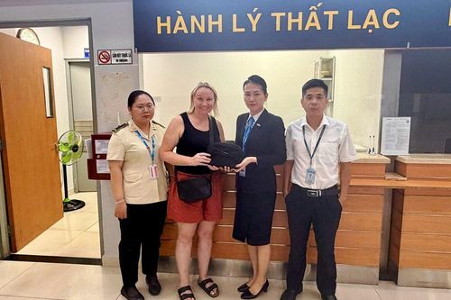 Trao lại tài sản cho khách du lịch bỏ quên trên máy bay khi đến Phú Quốc