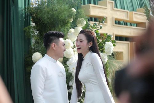 Hoa hậu Đỗ Thị Hà rạng rỡ trong lễ nạp tài cùng thiếu gia Tập đoàn Sơn Hải