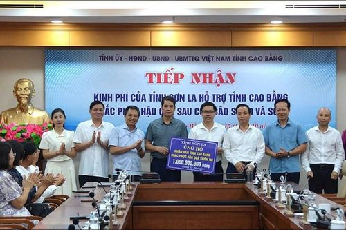 Sơn La trao tặng 1 tỉ đồng ủng hộ nhân dân Cao Bằng khắc phục hậu quả thiên tai