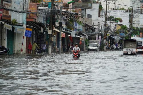 Mưa lớn khiến nhiều tuyến đường Nha Trang ngập sâu