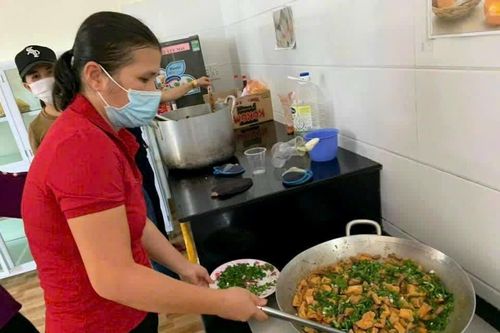 Chăm lo 'người giữ lửa' bữa ăn học đường