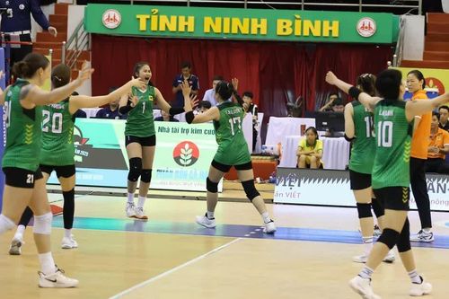 Hoa khôi bóng chuyền Việt Nam chơi tuyệt hay, huyền thoại Ngọc Hoa lập kỳ tích với ngôi VĐQG 2025