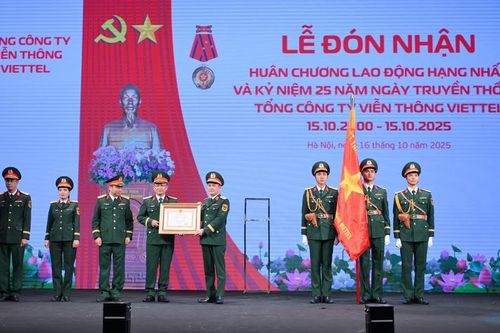 Viettel Telecom nhận Huân chương Lao động hạng Nhất