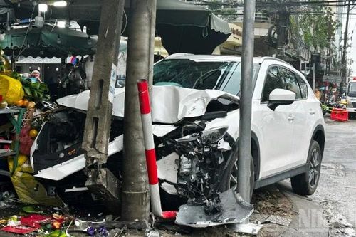 Ô-tô nghi mất lái lao lên vỉa hè làm ít nhất 2 người bị thương