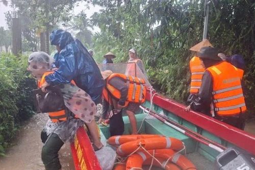 Huế: Mưa lớn gây ngập cục bộ, nước đang rút dần