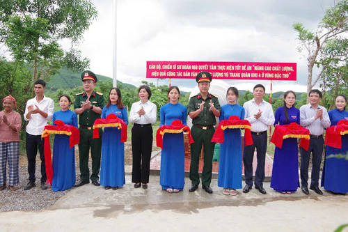 Bộ đội giúp dân đưa nước sạch về Bản Chùa