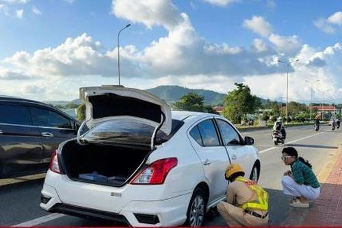 CSGT thay lốp cho tài xế giữa đường