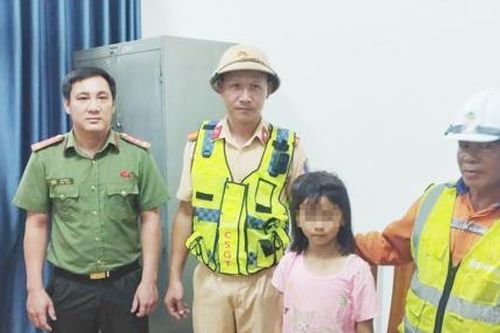 Giúp bé gái mồ côi đi lạc về nhà an toàn