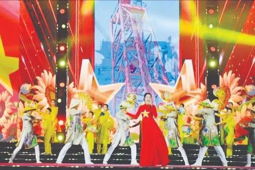 Chương trình nghệ thuật đặc biệt 'Dưới ánh sáng quang vinh'