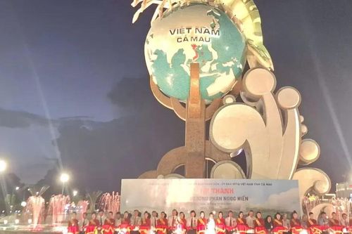 Đồng chí Trần Lưu Quang dự khánh thành 11 công trình chào mừng Đại hội Đảng tỉnh Cà Mau lần thứ I