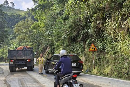 Đường Quốc lộ 4E sụt lún, xe từ 3 trục trở lên tạm thời không đi qua