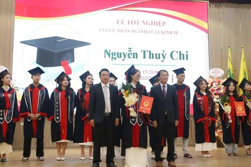 Trao 'tấm vé thông hành' vào đời cho tân cử nhân