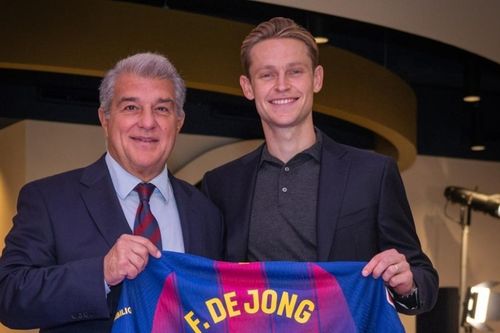 Ký hợp đồng mới, De Jong chấp nhận giảm lương