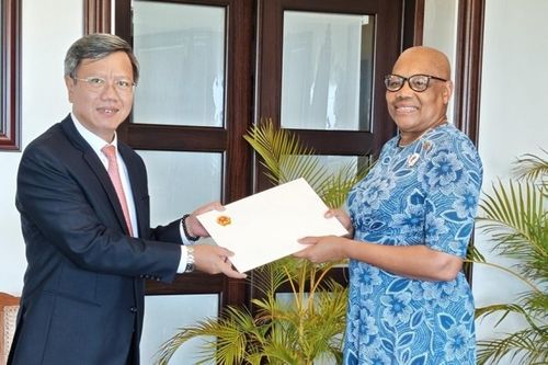Đại sứ Lê Quang Long trình Thư ủy nhiệm tại Saint Kitts và Nevis