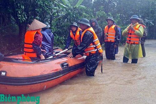 Thành phố Huế: Khẩn trương di dời người dân vùng ngập lụt đến nơi an toàn