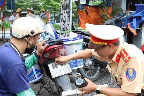 Hà Nội: Xử lý lái xe cố tình che, dán biển số