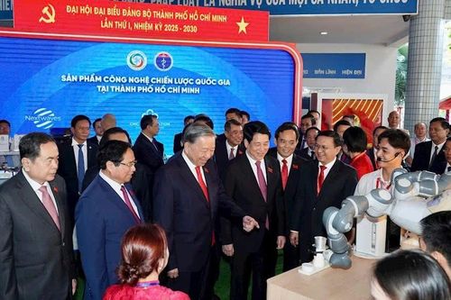 Khoảnh khắc nam sinh giới thiệu robot với Tổng Bí thư Tô Lâm gây 'bão' mạng