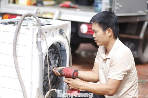 Ấm lòng những bàn tay sửa chữa miễn phí đồ gia dụng sau lũ ở Bắc Ninh