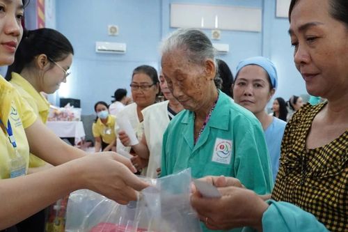 Học sinh Nha Trang mang tiếng hát và yêu thương đến bệnh viện