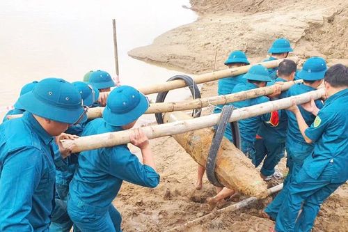 Phát hiện bom 340kg bên bờ sông Lam sau lũ