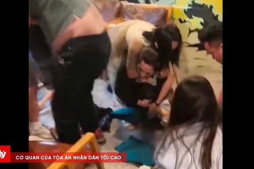 Nhóm người tranh giành túi tiền giữa quán cà phê ở Hà Nội