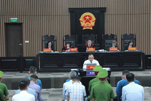 Chuyện chiếc mũ bảo hiểm ném thẳng về phía HĐXX và quy định bảo vệ thẩm phán