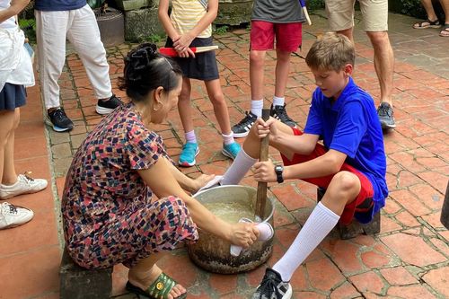 Khách Tây 'toát mồ hôi' làm đặc sản Việt, cười vang giữa sân nhà cổ ở Hà Nội