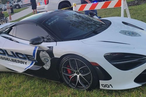 Đại lý McLaren chơi lớn, tặng miễn phí siêu xe chục tỷ cho lực lượng cảnh sát