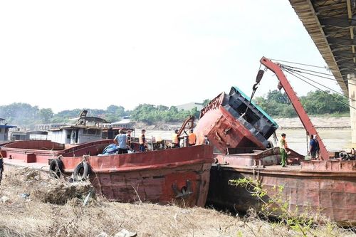 Cảnh sát trục vớt tàu đắm ở Phú Thọ liên quan vụ 2 vợ chồng tử vong