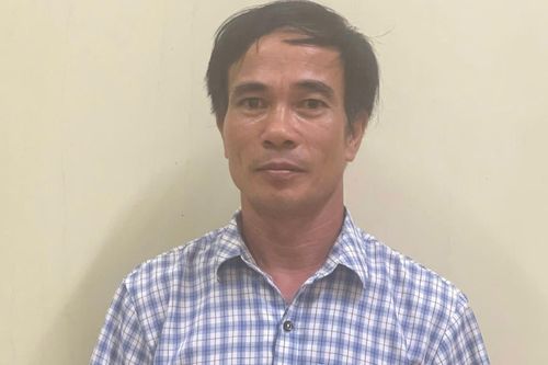 Tạm giữ người đàn ông cầm bút đòi chọc vào mặt nữ bác sĩ