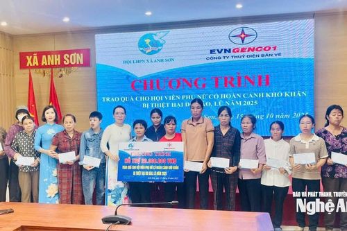 Công ty Thủy điện Bản Vẽ trao hỗ trợ phụ nữ khó khăn sau bão lũ tại xã Anh Sơn
