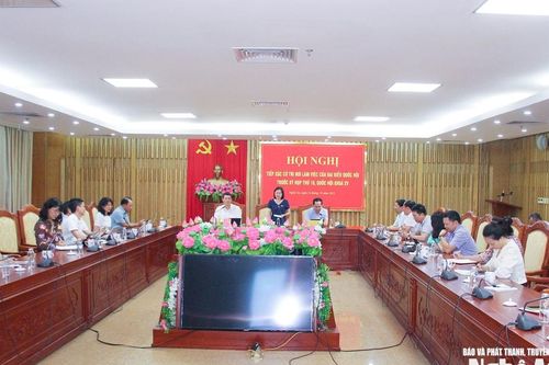 Đại biểu Quốc hội thuộc đoàn Nghệ An tiếp xúc cử tri tại nơi làm việc