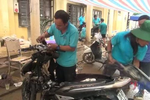 Sửa chữa miễn phí thiết bị cho người dân vùng lũ ở Thái Nguyên