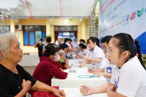Khám và phát thuốc cho 1.000 người dân chịu hậu quả bão lũ ở Nghệ An