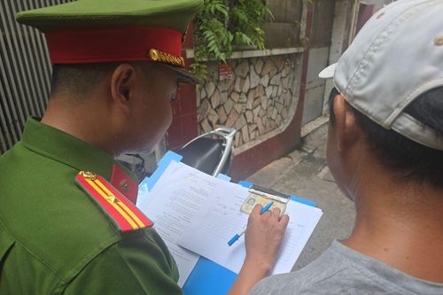 Công an thực hiện thu thập thông tin và đổi giấy phép lái xe sang thẻ PET như thế nào?