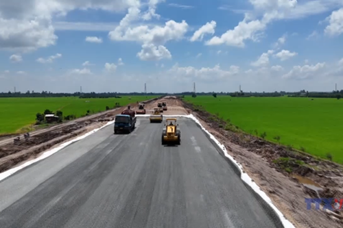 Cao tốc Châu Đốc – Cần Thơ – Sóc Trăng thi công lớp cấp phối đá dăm đầu tiên