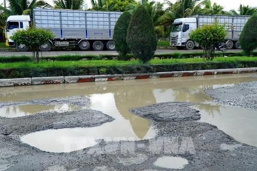 Quốc lộ 24C xuống cấp nghiêm trọng thành 'bẫy tử thần' trước cảng Dung Quất