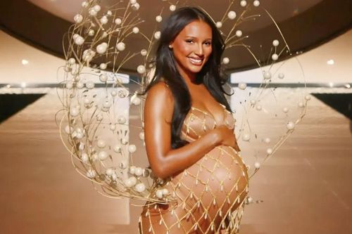 Nữ người mẫu nội y bế bụng bầu 9 tháng catwalk gây chấn động Victoria's Secret 2025