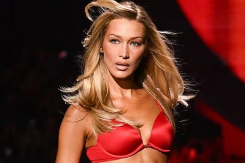 Màn trở lại chấn động của siêu mẫu dẫn đầu Victoria's Secret Fashion Show 2025