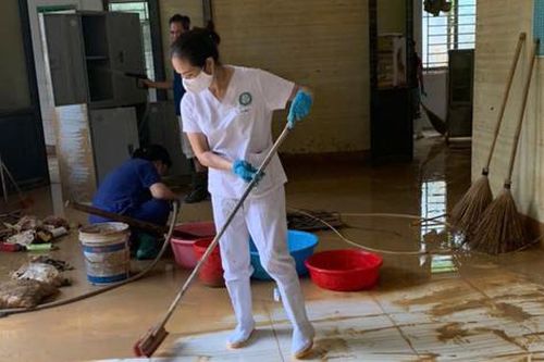 Cán bộ y tế Thái Nguyên hỗ trợ khử khuẩn, chăm sóc sức khỏe người dân sau lũ