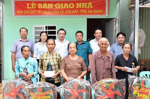 Xã Hòn Đất bàn giao 5 căn nhà Đại đoàn kết 'Tết Quân - Dân'