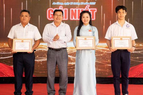 Thí sinh Nguyễn Văn Tú đạt giải nhất Cuộc thi Tìm hiểu về quê hương An Giang